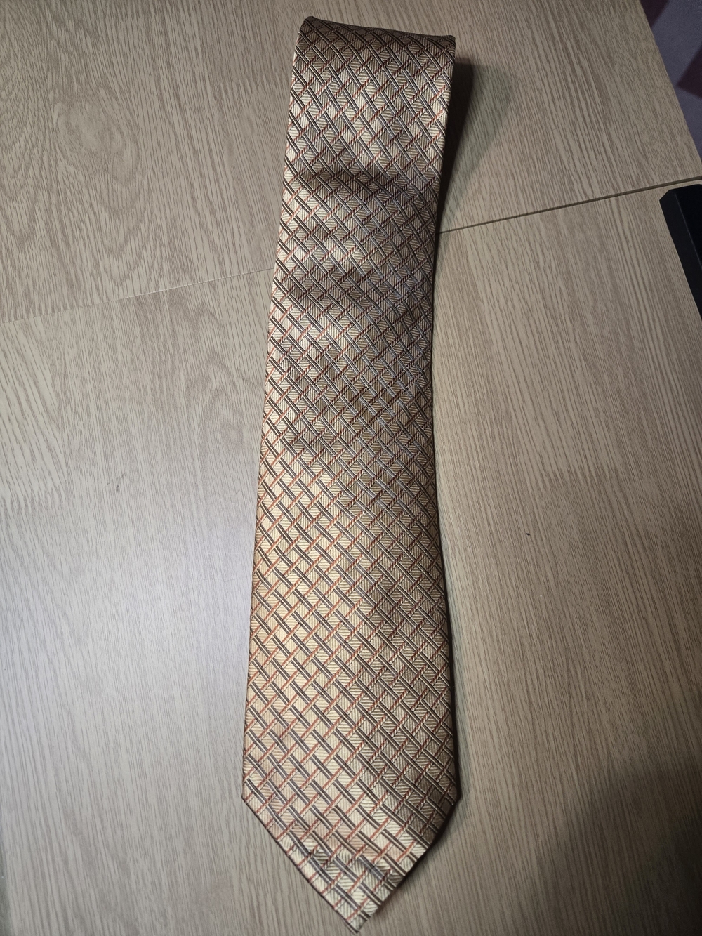 Elegant Gold Geometric Men's Tie